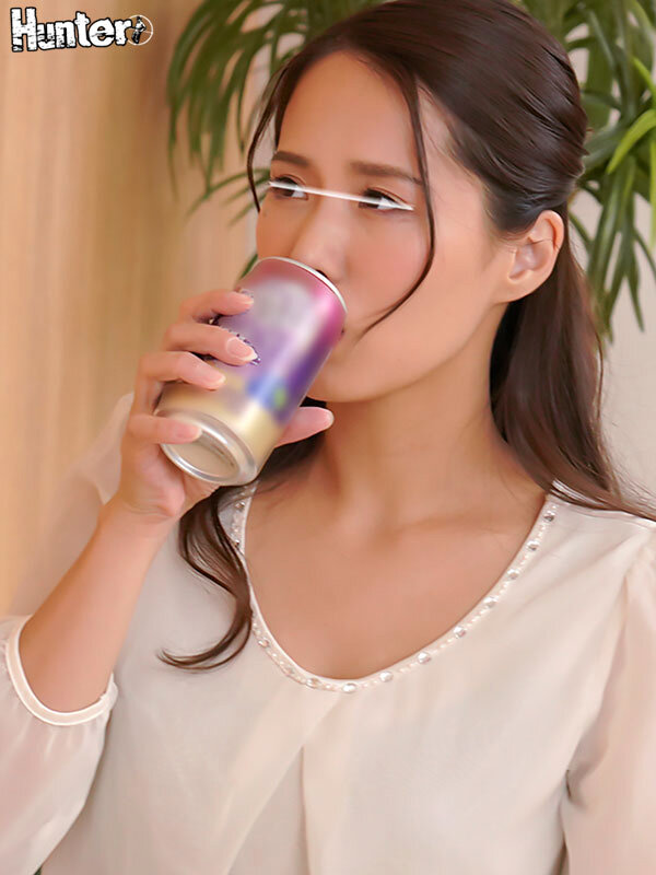 酔うと即尺モンスターになる同僚と深夜のオフィスで2人きり！普段から仕事のできないボクをバカにしてくる同僚は●っぱらうとどんなチ○ポでも即尺 - サンプル画像 - 2