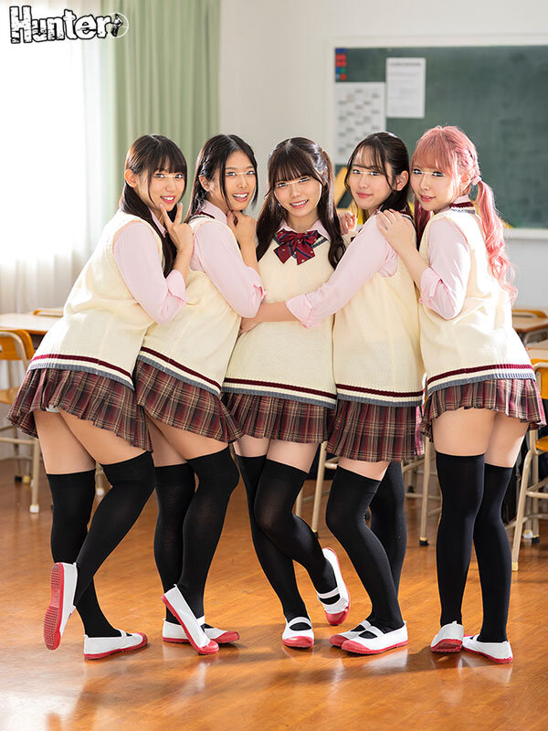 ニーハイ×ミニスカ=絶対領域パンチラ！学校は99％女子しかいない！だから女子は皆、無防備で毎日絶対領域パンチラ天国です！陰キャなボクでも… - サンプル画像 - 1