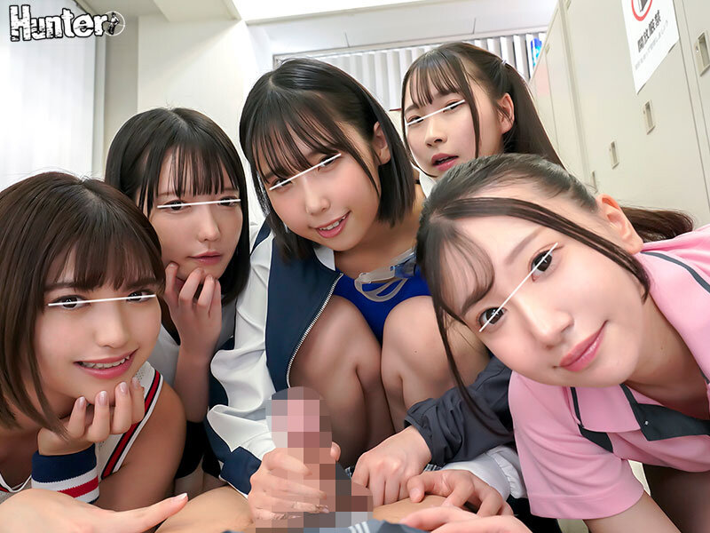 女子更衣室に潜入したら呆気なく男とバレて人生終わった…と思ったらボクの勃起したチ○ポに女子たちは興味津々でまさかのハーレム展開に！ - サンプル画像 - 4