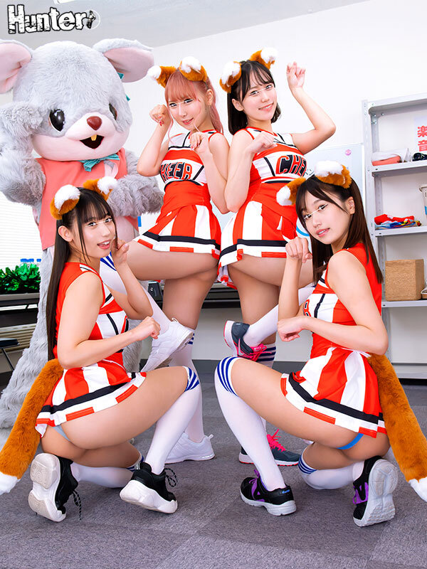 着ぐるみバイトはエッロいチアガールと楽屋が一緒！しかもカワイイ着ぐるみで油断したのか目の前で生着替え！脱ぐのを忘れてガン見でフル勃起！2 - サンプル画像 - 1