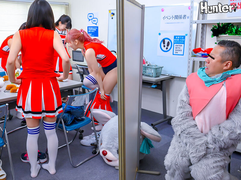 着ぐるみバイトはエッロいチアガールと楽屋が一緒！しかもカワイイ着ぐるみで油断したのか目の前で生着替え！脱ぐのを忘れてガン見でフル勃起！2 - サンプル画像 - 2