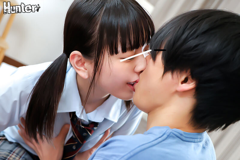 童貞をからかい挿入わずか1cmの空気椅子状態で童貞卒業寸止めする小悪魔女子〇生！ 焦らしに焦らして面白がる小悪魔女子は結局我慢できなくなって… - サンプル画像 - 3