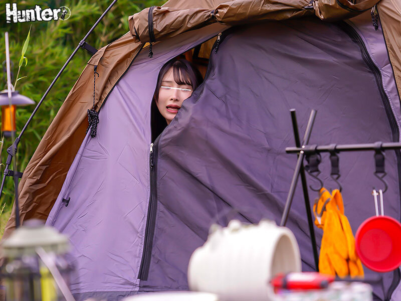 ソロキャン女子は、キャンプ場で目があった男のチ○ポを物色！男に助けを求めては逆ナンしてテントに忍び込んで即FUCKを求める！ - サンプル画像 - 15