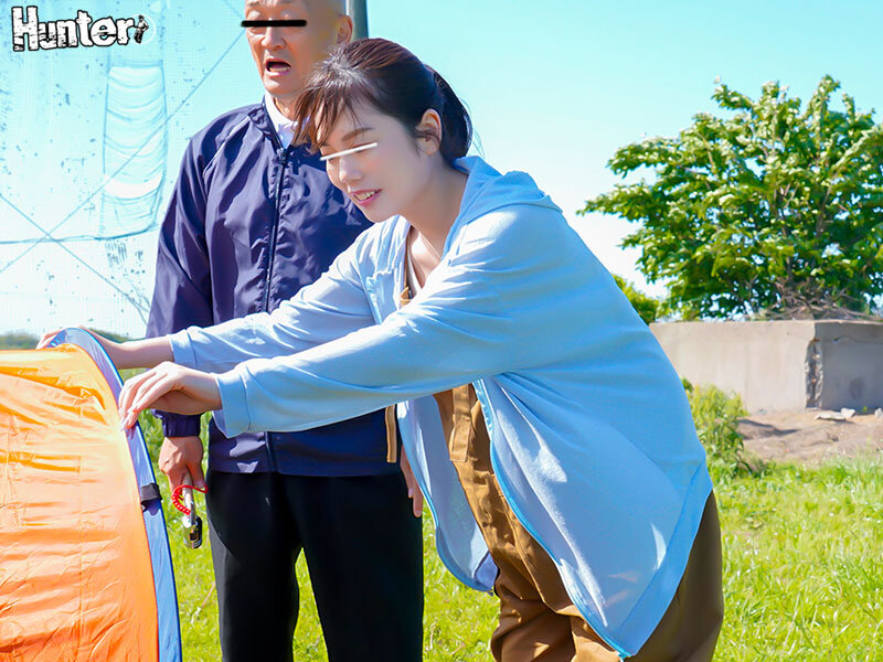 ソロキャン女子は、キャンプ場で目があった男のチ○ポを物色！男に助けを求めては逆ナンしてテントに忍び込んで即FUCKを求める！ - サンプル画像 - 3