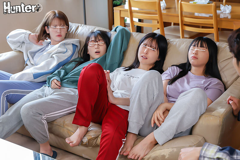 「私たちってそんなに魅力ないかな？」あざとすぎる胸開きニット巨乳女子がボクのチ○ポをシェアしまくり大乱交！ - サンプル画像 - 2