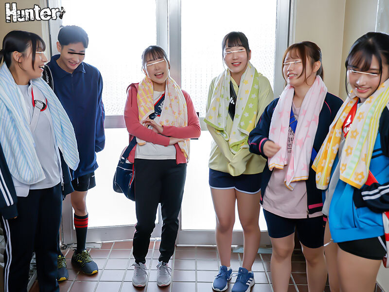 水泳部で合宿所の大掃除！視界に広がる女子部員の突き出した競泳水着尻に勃起が収まらず…男はボク1人の水泳部で合宿に！4 - サンプル画像 - 2