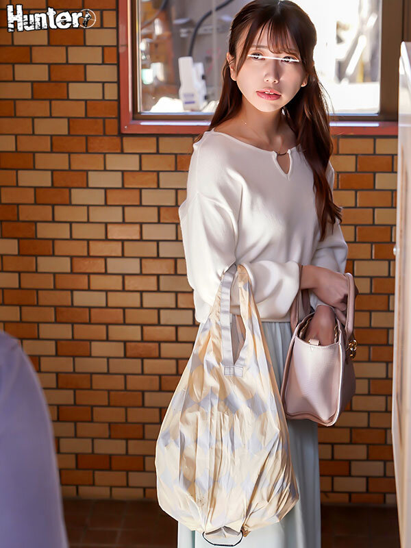「30歳までに結婚できなかったら結婚してあげる」幼い頃に幼馴染と交わした約束を未だに心の片隅に抱えているボク。しかし再会した幼馴染は既に結婚し子持ちの主婦。「ずっと待っていたのに」と寂しそうな笑顔を見せる幼馴染とあの時出来なかった一回限りのセックス。 - サンプル画像 - 2