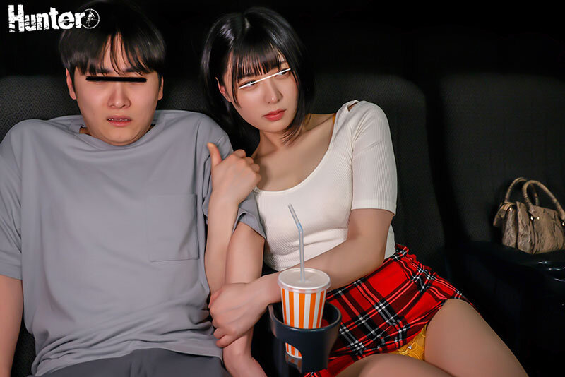 平日昼間の映画館で客はボクと痴女だけ…。あんなに観たかった映画なのに…ずっと服の上からボクの乳首とチ〇ポをいじくり倒してくる痴女のせいで全く集中できません！ - サンプル画像 - 4