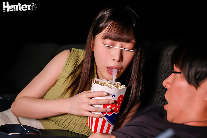 平日昼間の映画館で客はボクと痴女だけ…。あんなに観たかった映画なのに…ずっと服の上からボクの乳首とチ〇ポをいじくり倒してくる痴女のせいで全く集中できません！ - サンプル画像 - 9