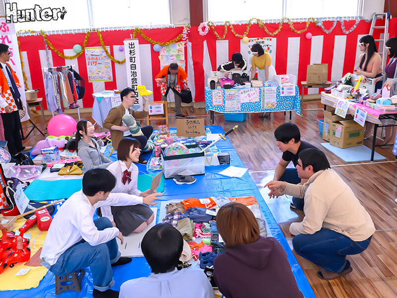 だれとでも定額挿れ放題！挿れ放題ニュータウン 町ごと全部挿れ放題SP編 月々定額自治会費さえ支払えば町内のあらゆる場所（コンビニ、飲食店、バザー会場、スポーツジム…等）人妻やら学生やら誰にでも挿れ放題！ - サンプル画像 - 2