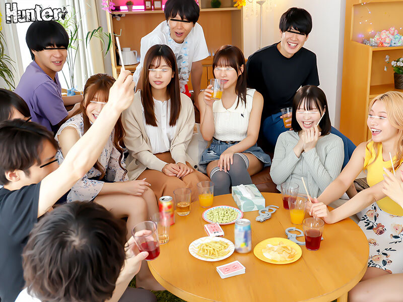 地味子なのに初めてのセックスで経験人数が一気に5人！大学生の地味子が誘われた初めての乱交パーティー！ ヤリマン女子が当然のようにセックスする中、地味子も流されチ○ポにハマって最後は大乱交デビュー！ - サンプル画像 - 3