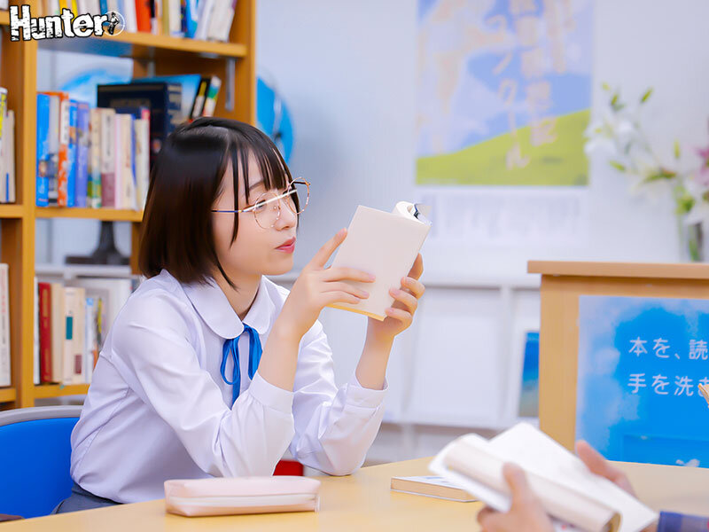 エロ漫画の様に心の声が聞こえる図書館パンツ内射精痴●！『パンツの中でドクドクしてる…※心の声』『激しく擦らないで※心の声』『何で私、興奮してるの？※心の声』図書館にいる気弱で超むっつりスケベなメガネ文学少女にチ○コ擦りつけてパンツ内で大量射精！ - サンプル画像 - 2