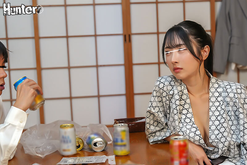 朝起きたら部屋に浴衣がはだけた女上司！しかもいつも横柄で説教ばかりなのになぜか甘えてきて…。出張先の宿が女上司と相部屋に！この日も説教ばかりされたボクは酒を飲みまくって泥●！そして朝起きると…隣には浴衣から胸やお尻がポロリした女上司！？ - サンプル画像 - 3
