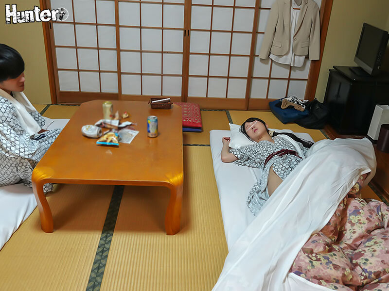 朝起きたら部屋に浴衣がはだけた女上司！しかもいつも横柄で説教ばかりなのになぜか甘えてきて…。出張先の宿が女上司と相部屋に！この日も説教ばかりされたボクは酒を飲みまくって泥●！そして朝起きると…隣には浴衣から胸やお尻がポロリした女上司！？ - サンプル画像 - 4