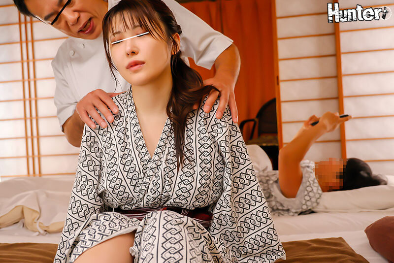 「お願い…もっと揉んで下さい」寝ている彼氏の横で揉みしだき温泉旅館NTRマッサージ 美乳になれると噂の温泉にやってきたカップル。入浴後に効果倍増するというエステを受けると彼氏は隣で寝てしまう。するとエステティシャンの手はだんだんと胸を激しく揉みしだき… - サンプル画像 - 2