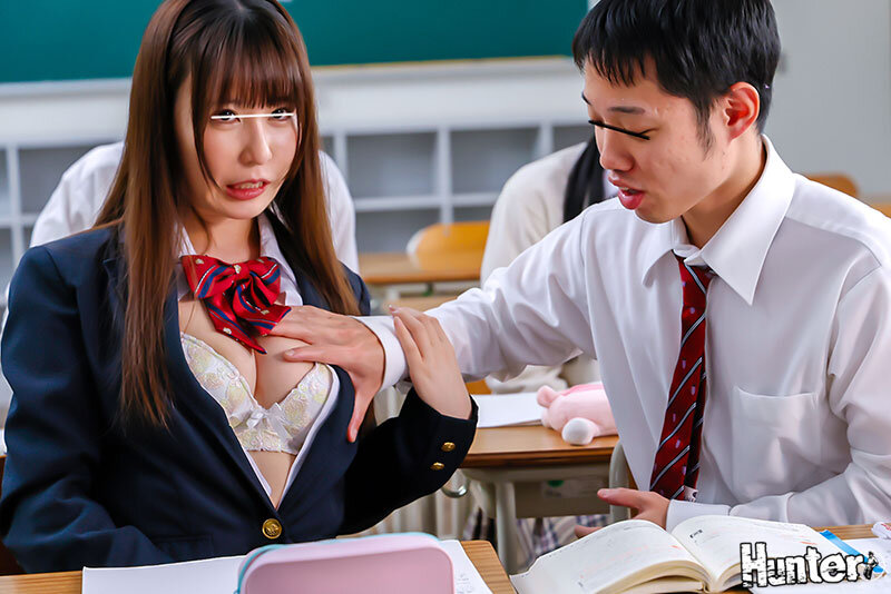 『授業中にどこまでエッチな事できるか勝負しよ』超エッチな小悪魔ヤリマン女子たちが、呑気なおじいちゃん先生の授業だからヤリタイ放題！「何をやってもバレないよ！」と言って授業中にお昼ご飯をかけたエッチなチキンレースを開催！ - サンプル画像 - 3