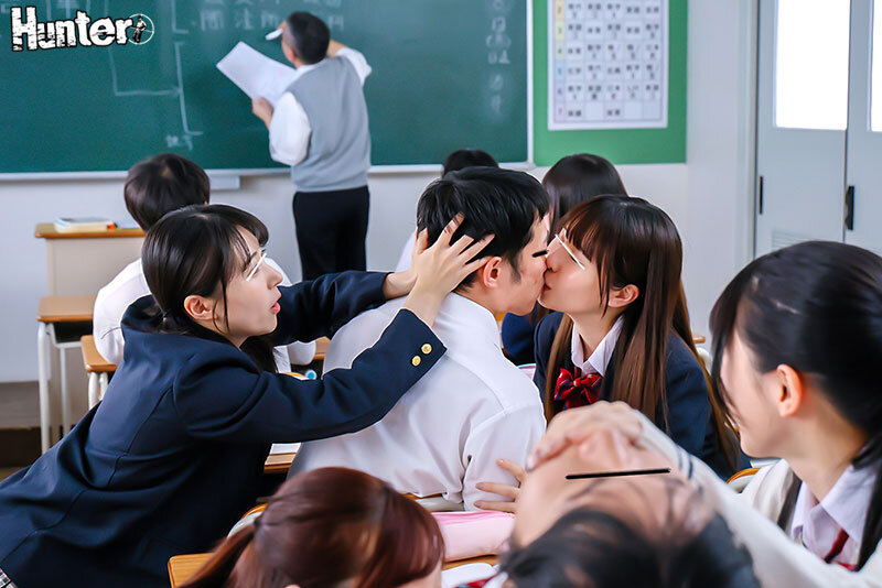 『授業中にどこまでエッチな事できるか勝負しよ』超エッチな小悪魔ヤリマン女子たちが、呑気なおじいちゃん先生の授業だからヤリタイ放題！「何をやってもバレないよ！」と言って授業中にお昼ご飯をかけたエッチなチキンレースを開催！ - サンプル画像 - 6