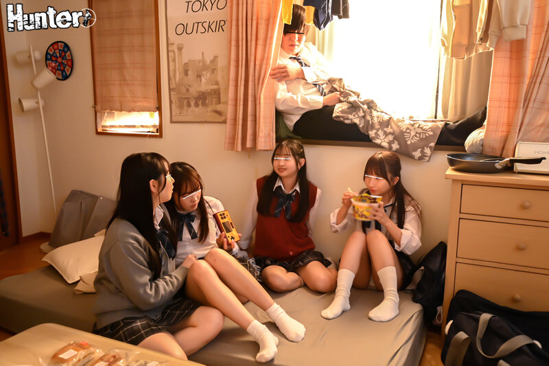 「泊めてもらっているから…いつでも抜いてあげる！ヤリタイ時は言ってね」家出少女を救ったら寂しい一人暮らしが毎日ピンク色の中出しセックス生活に！ある1人の家出少女を助けたら…女友達が次々とおしかけてきて、六畳半のアパートを4人の女子に占拠された！ - サンプル画像 - 2
