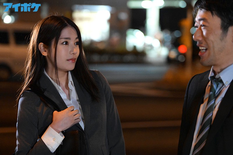 僕の恋人が家で待ってるのに、 終電を逃がし美人すぎる女子社員の家に泊まる流れに…ノーパンノーブラ 部屋着に興奮した絶倫のボクは一晩中ヤりまくった。。。 「終電ないなら、ウチで飲みませんか？」 楓カレン - サンプル画像 - 2