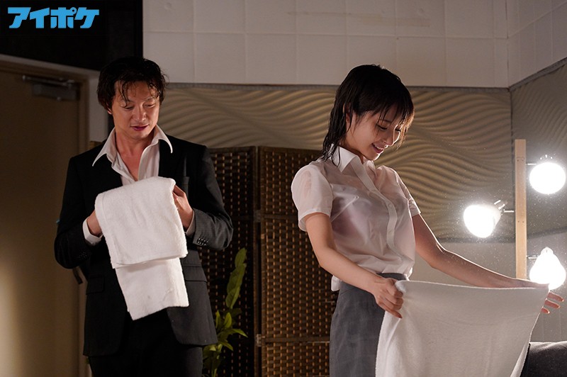 出張先が記録的豪雨で童貞部下と突然相部屋に…雨で濡れた身体に興奮した部下に襲われ朝まで9発のびしょ濡れ絶倫性交 桃乃木かな - サンプル画像 - 3