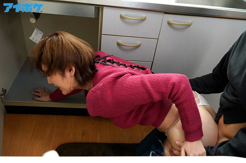 隣のお姉さんのピタパン’’肉厚尻’’に我慢できず即ズボッ！ いきなりぶっ挿し弾丸ピストン！ 天海つばさ - サンプル画像 - 3