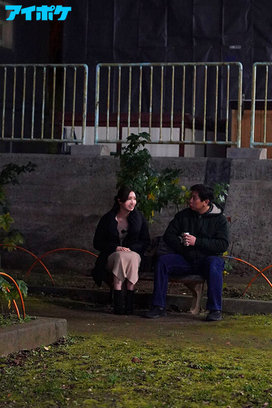 クリぼっちダメ絶対！！ クリスマスを一人で過ごす寂し男性を逆ナンしエッチなクリスマスSEXプレゼント 逆ナンドキュメンタリー ガチクリスマスに強行ロケ 加美杏奈 - サンプル画像 - 7