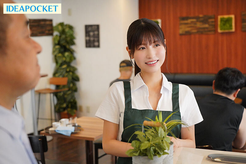 バイト先の可愛い先輩が大嫌いな店長の指示で際どいミニスカを穿かされセクハラ挿入快楽堕ちしていた。 桜空もも - サンプル画像 - 2