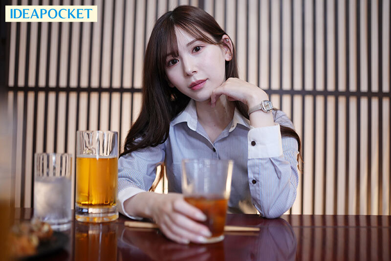 いつもボクを軽蔑してくる女上司と出張先でまさかの相部屋に…酔って痴女化した彼女のささやき騎乗位で朝までみっちり17発も搾り取られた童貞のボク 明里つむぎ - サンプル画像 - 1