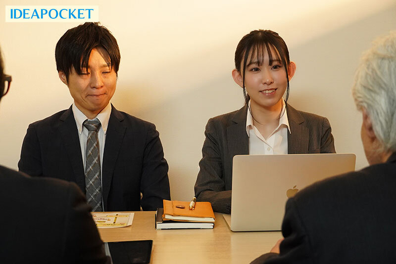 出張先が記録的豪雨で妹みたいな先輩と突然相部屋に… 童貞の僕に悪ふざけ誘惑してくる女上司の意外すぎるスリム巨乳に我慢できず朝まで何度もSEXしまくった 月城りり香 - サンプル画像 - 1
