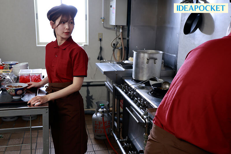 【現実であった生々しいノンフィクションストーリー】 牛丼屋で働く既婚者の私が女として見てくれる年下学生との不貞中出し性交にハマった理由 明里つむぎ - サンプル画像 - 1