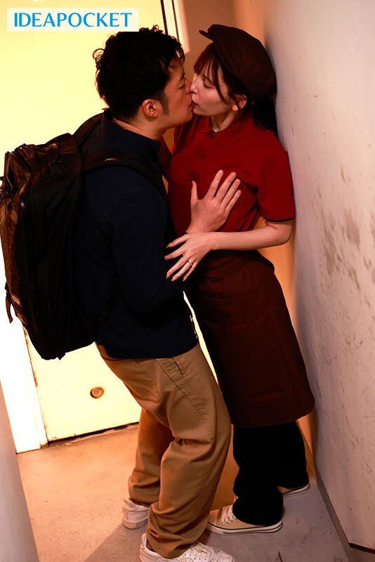 【現実であった生々しいノンフィクションストーリー】 牛丼屋で働く既婚者の私が女として見てくれる年下学生との不貞中出し性交にハマった理由 明里つむぎ - サンプル画像 - 4