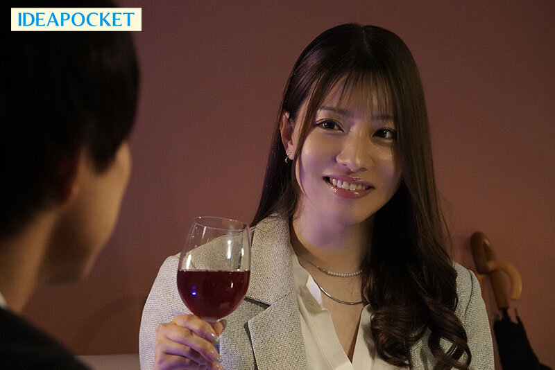 出張先で高嶺の花の女社長と相部屋に… 圧倒的美巨乳にフル勃起した童貞の僕を受け入れてくれた優しさに甘えて朝まで暴走むしゃぶりつき性交 ひなの花音 - サンプル画像 - 2