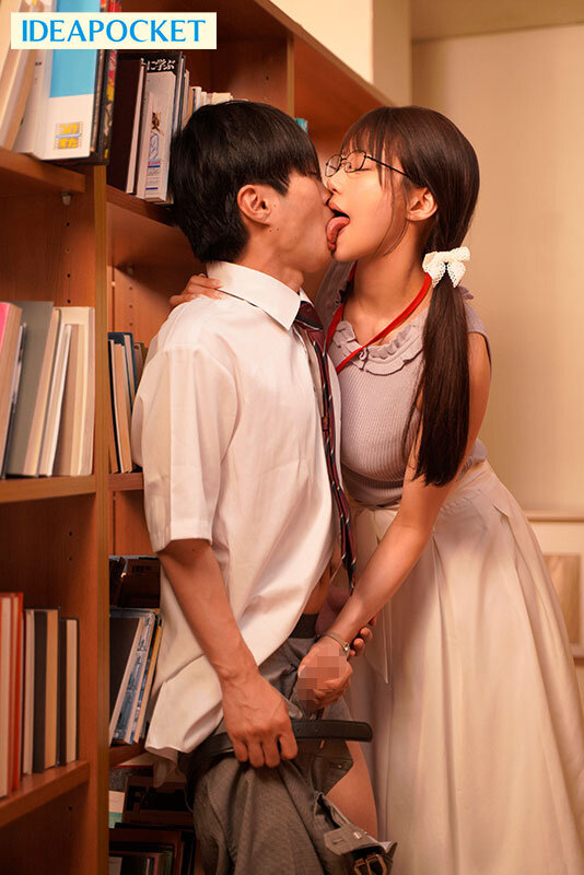 毎朝電車の端の席で読書をしている清楚美人お姉さんがM男を痴女って弄ぶ特殊性癖の持ち主だったなんて… 愛才りあ - サンプル画像 - 4