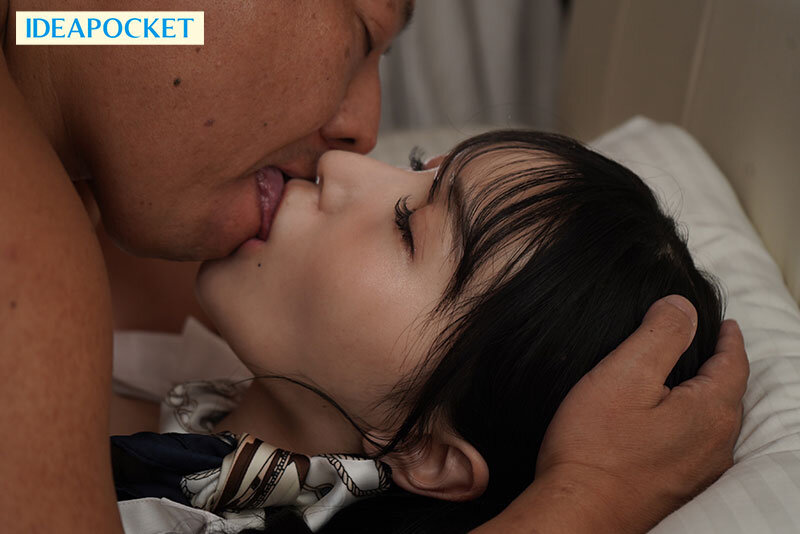 フライト後の滞在先で変態脚フェチ機長と汗だくベロキス性交に溺れる美脚パンストCA 藤咲まい - サンプル画像 - 3