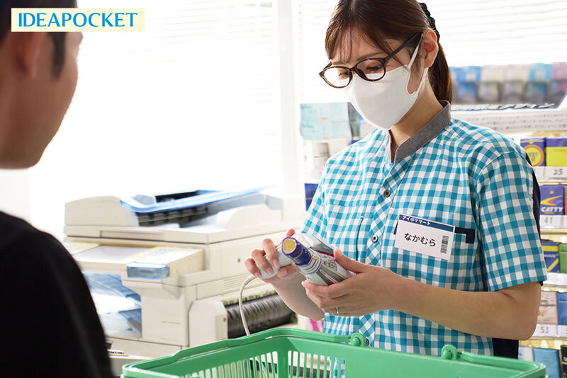 コンビニの年下バイトから女として求愛され 不倫にハマってしまった愛に飢える元タレント人妻 仲村みう - サンプル画像 - 1