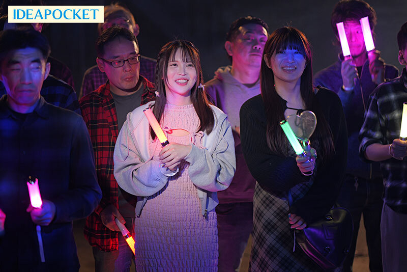 アイドルオタクの私はライブ中に初めて痴●に遭遇…戸惑いながらも高揚感と抗えない快感に背徳絶頂。あの時の快感が忘れられず、あれから毎日、電車で痴●待ちしています。 辻みいな - サンプル画像 - 1