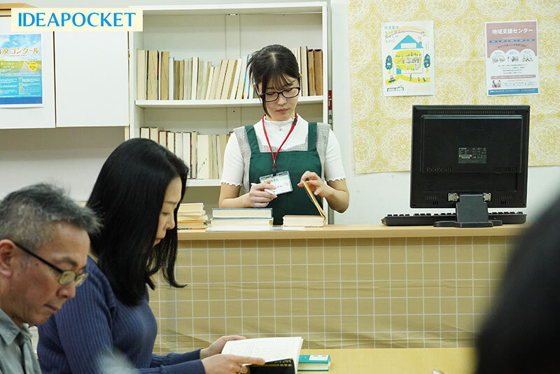 おっとり無口な地味司書さんの裏の顔は脱いだらスリム巨乳のむっつり淫乱痴女 坂井美桜 - サンプル画像 - 1