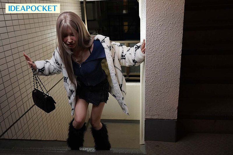 自宅の前で酔い潰れていたギャルを介抱したら恩返しの絶対中出し騎乗位がエロ気持ち良すぎて横転 合計12発 イってもイっても許されない暴走ギャルに朝までヤラれまくり 桜空もも - サンプル画像 - 1