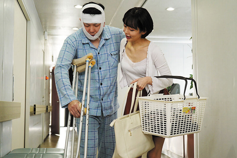 同級生の妻 入院生活で溜まりまくった俺のベッドに友人夫婦が見舞いに来て 美咲かんな - サンプル画像 - 18