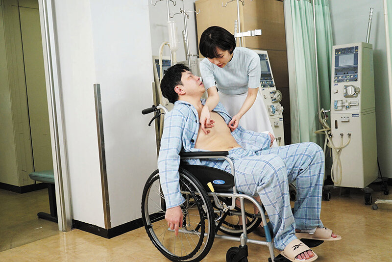 同級生の妻 入院生活で溜まりまくった俺のベッドに友人夫婦が見舞いに来て 美咲かんな - サンプル画像 - 5