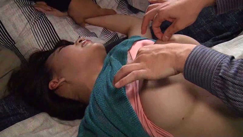 淫母濫用 後！前！横ハメ！縦ハメ！縦横無尽に揺れまくるおっぱい 経済マフィアに子宮の奥まで硬直棒をブチ込まれる哀しき母娘 蓮実クレア - サンプル画像 - 3