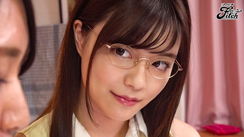 すぐそばに彼女がいるのに美乳を密着させて誘惑してくる 文系妹はささやき淫語痴女 奏音かのん - サンプル画像 - 1