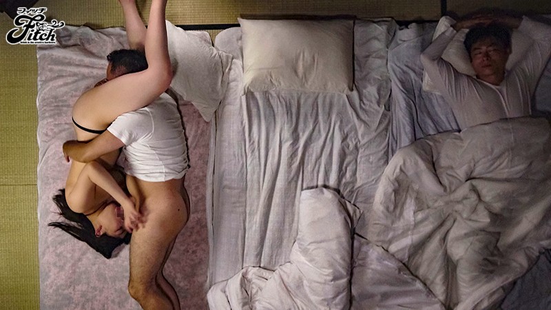 兄嫁のマ○コにうっかり挿入してしまったが最後… 膣圧がもの凄すぎて抜けなくなったチ○ポが萎えるまで強●連続中出し！ 小梅えな - サンプル画像 - 12