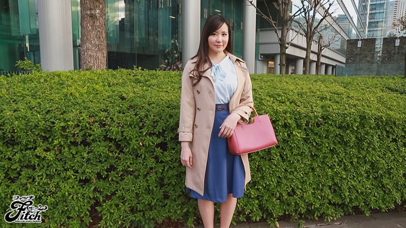 スラリと伸びた長い脚の高身長スタイルと天然巨乳が美しい笑顔がとても素敵な人妻が夫に内緒でAVデビュー！ 黒木美沙 - サンプル画像 - 1