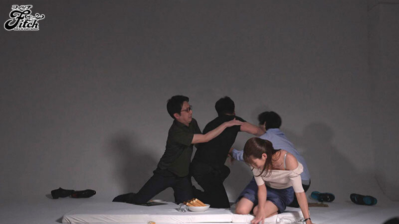 ごっくん解禁！密室空間で緊縛された女子アナはザーメン便器 女1人×男複数 定点カメラで記録された脱出ドキュメント 都月るいさ - サンプル画像 - 8