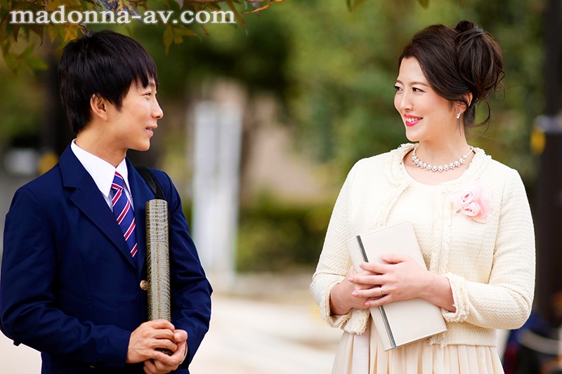 卒業式の後に…大人になった君へ義母からの贈り物―。 マドンナ専属美熟女が艶やかな色気で門出を祝う―。 木下凛々子 - サンプル画像 - 1