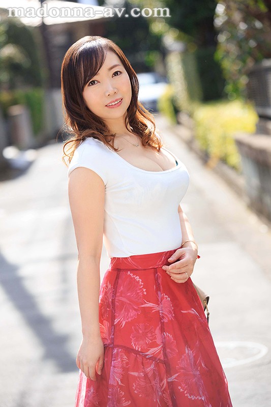 恥ずかしいけど、濃厚なKISSがしたい―。 某化粧品メーカー口紅開発部で働く人妻 喜久田みつは 42歳 AV Debut！ - サンプル画像 - 1