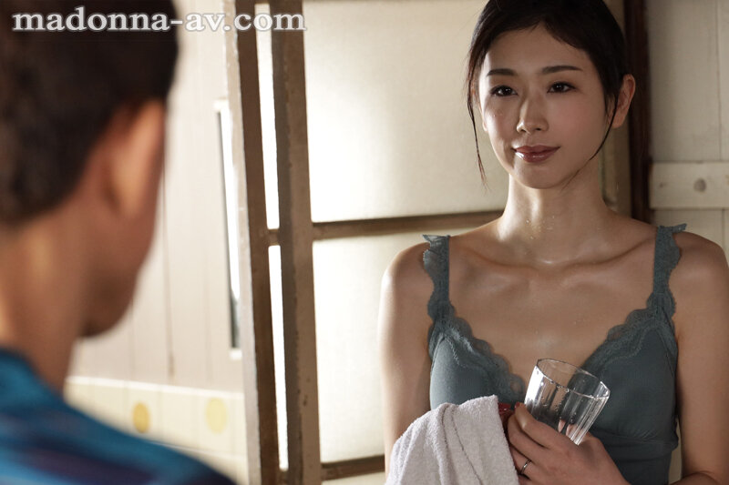 汗ほとばしる人妻の圧倒的な腰振りで、僕は一度も腰を動かさずに中出ししてしまった。 小松杏 - サンプル画像 - 1