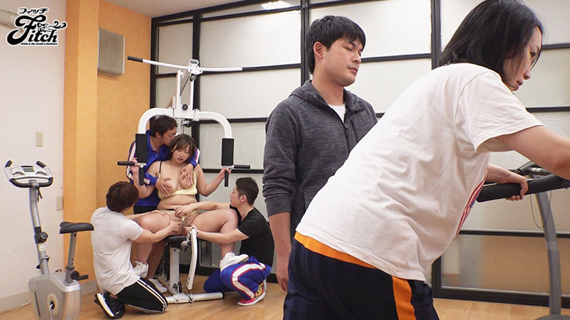 彼氏がすぐそこに居るのに豊満ボディを容赦なく弄ぶ卑劣な男達… 爆乳爆尻が水着とウェアに喰い込む肉感パーソナルトレーナー絶頂NTR痴● 藤沢麗央 - サンプル画像 - 10