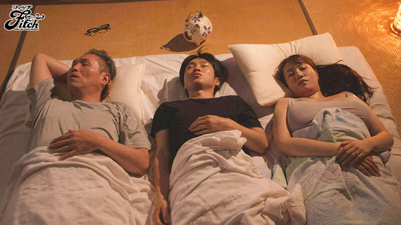 夏の田舎は死ぬほど退屈で…無防備なデカ乳で誘惑する汗だく豊満妻の下品な童貞喰い 武田怜香 - サンプル画像 - 4